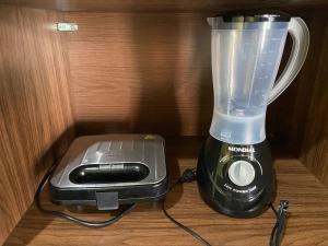 a blender and a toaster sitting on a table at Casa Camargo - mobiliada, cozinha completa in Campo Grande