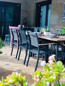 Restaurant o un lloc per menjar a Casa da Lomba Piscina y vistas al mar en Baiona