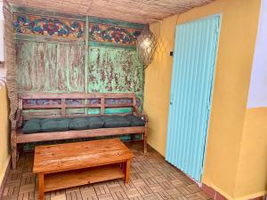 a room with a wooden bench and a table at Midway Apartamento in Torremolinos