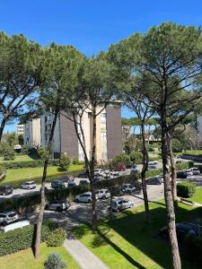 una vista de un aparcamiento con coches aparcados en Umanesimo Resort Apartment en Roma
