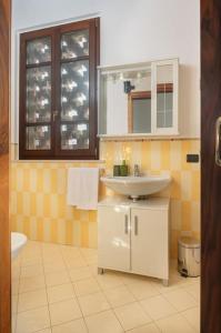 een badkamer met een wastafel en een spiegel bij Casa Borghetto 8 Lago di Garda in Valeggio sul Mincio