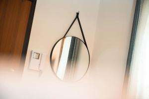 een spiegel aan een muur in een kamer bij Casa Borghetto 8 Lago di Garda in Valeggio sul Mincio
