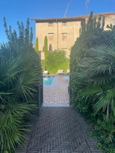 een binnenplaats met een zwembad in een gebouw bij Casa Borghetto 8 Lago di Garda in Valeggio sul Mincio