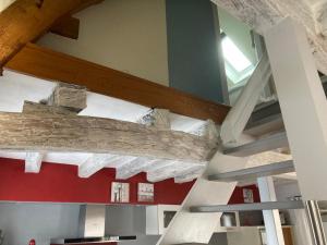 um tecto numa cozinha com um grande feixe de madeira em Maison les palmiers em La Bohalle
