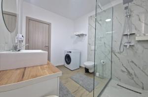 bagno con doccia, lavandino e servizi igienici di X rent apartment a Prim Decembrie