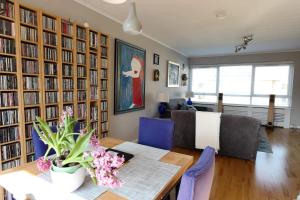 sala de estar con mesa, sillas y estanterías en Tranquil Twickenham Maisonette: Ideal for Couples, en Londres