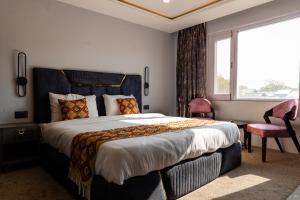 Un dormitorio con una cama grande y una ventana en Bali guest house, en Srinagar