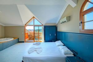 Tempat tidur dalam kamar di Jakuzili ve yüzme havuzlu