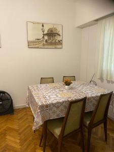 une table de salle à manger avec quatre chaises et un tableau au mur dans l'établissement 2 ambientes equipado para 4 personas centro de mar del plata, à Mar del Plata 11 autres photos