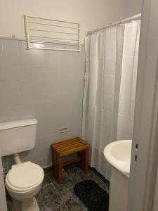 une salle de bains blanche avec toilettes et lavabo dans l'établissement 2 ambientes equipado para 4 personas centro de mar del plata, à Mar del Plata