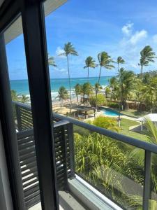 Flat Beira Mar Porto de Galinhas - Pé na areia في بورتو دي غالينهاس: اطلالة على الشاطئ من شرفة المنتجع