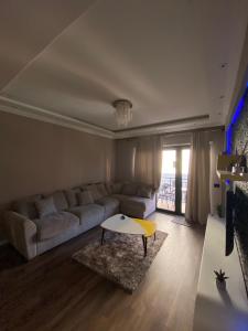 sala de estar con sofá y mesa en Apartament Tirana, en Tirana