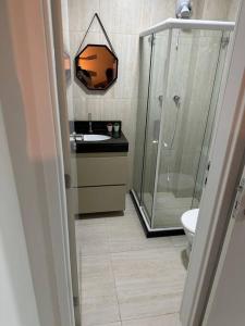 Flat Beira Mar Porto de Galinhas - Pé na areia في بورتو دي غالينهاس: حمام مع دش ومغسلة ومرحاض