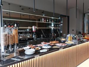 een buffet lijn met veel eten erop bij Tivoli Boutique Inn in Ljubljana
