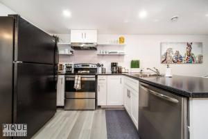 Köök või kööginurk majutusasutuses *Vibrant Suite* Long Stays - Wi-Fi - Fireplace - NFLX
