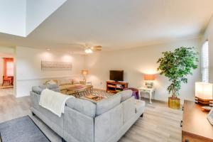 Posezení v ubytování Charming Seneca Home - 3 Mi to Memorial Stadium!