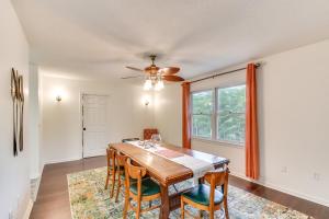 comedor con mesa y sillas y ventilador de techo en Charming Seneca Home - 3 Mi to Memorial Stadium!, en Seneca