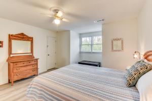 Postel nebo postele na pokoji v ubytování Charming Seneca Home - 3 Mi to Memorial Stadium!