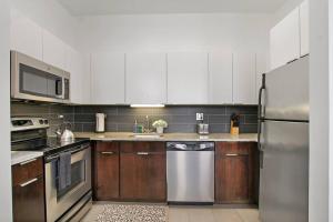 A kitchen or kitchenette at 1BR Modern Apartment in Chicago - Del Prado 811