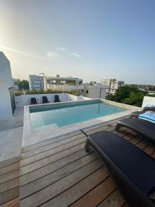 una piscina en la azotea de un edificio en Coco Live Suites en Playa del Carmen
