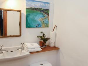 a bathroom with a sink and a mirror at Daffodil Cottage in Danby +25 photos