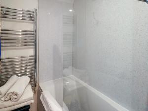 un bagno con vasca e doccia in vetro di Daffodil Cottage a Danby Altre 34 foto