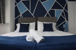 レスターにあるContractors, Professionals & Relocators Dreamのベッドルーム1室(ベッド1台、タオル2枚付)