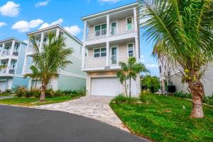 CortezCoastal Escape at Hunter's Point的车道前有棕榈树的房子