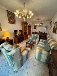 ein großes Wohnzimmer mit Sofas und einem Kamin in der Unterkunft Umanesimo Resort Apartment in Rom