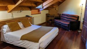 Postel nebo postele na pokoji v ubytování Hotel Rural El Rexacu