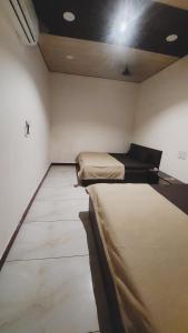 Cama ou camas em um quarto em HOTEL OM PALACE