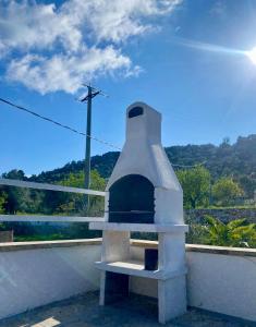 Un horno de pizza encima de una pared en CASALE VISTA ADUA, en Ostuni