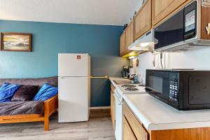 Η κουζίνα ή μικρή κουζίνα στο Neskowin Resort Unit #203
