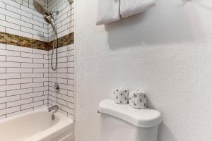 baño con aseo y 2 rollos de papel higiénico en Neskowin Resort Unit #203, en Neskowin