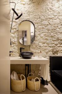 a bathroom with a sink and a mirror at APARTAMENTO DISEÑo GALIANA 6 ARENA AVILÉS ASTURIAS in Avilés