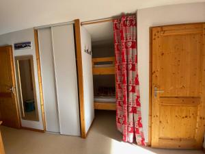 a room with a closet and a door and a bedroom at Appartement Morillon 1100, 2 pièces, 6 personnes - FR-1-642-62 in Morillon