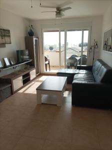Posezení v ubytování Apartamento con piscina y terraza con vista al mar