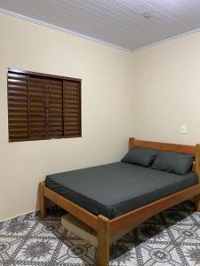 ピレノポリスにあるCasa do Fabricioのベッドと窓のある寝室