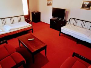 Zimmer mit 2 Betten, einem Tisch und einem Sofa in der Unterkunft Hotel Baroko in Prag