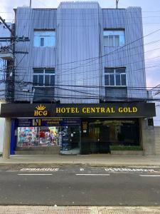 złoty znak hotelu przed budynkiem w obiekcie Hotel Central Gold w mieście Manaus