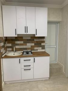 Kuchyň nebo kuchyňský kout v ubytování Люкс 2-х комнатная квартира