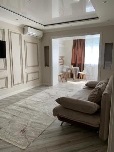 Posezení v ubytování Люкс 2-х комнатная квартира