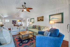 uma sala de estar com mobiliário azul e uma ventoinha de tecto em 2 Twin Oaks em Isle of Palms