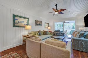 uma sala de estar com 2 sofás e uma ventoinha de tecto em 2 Twin Oaks em Isle of Palms