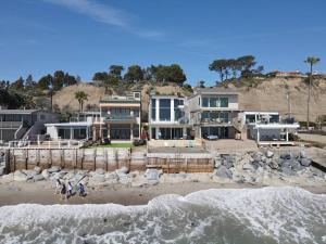 una casa in cima a una spiaggia vicino all'oceano di OCEAN FRONT - STUNNING VIEWS- VACATION PARADISE!! a Dana Point