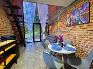 a dining room with a white table and chairs at Cabaña Hermosa Bosque Privado 19 in Mineral del Monte