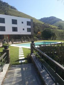 vistas a un edificio con piscina en Auberge Valaisanne, en Santa Maria Madalena