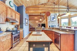 Køkken eller tekøkken på Spacious Frisco Home with Hot Tub and Mountain Views!