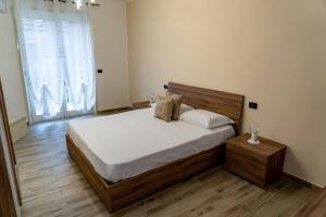 ein Schlafzimmer mit einem großen Bett und einem großen Fenster in der Unterkunft Gardenie Home: delizioso villino vista mare in Messina