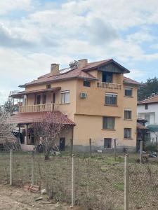 ein Haus mit einem Zaun davor in der Unterkunft Къща в село Катунци in Sandanski